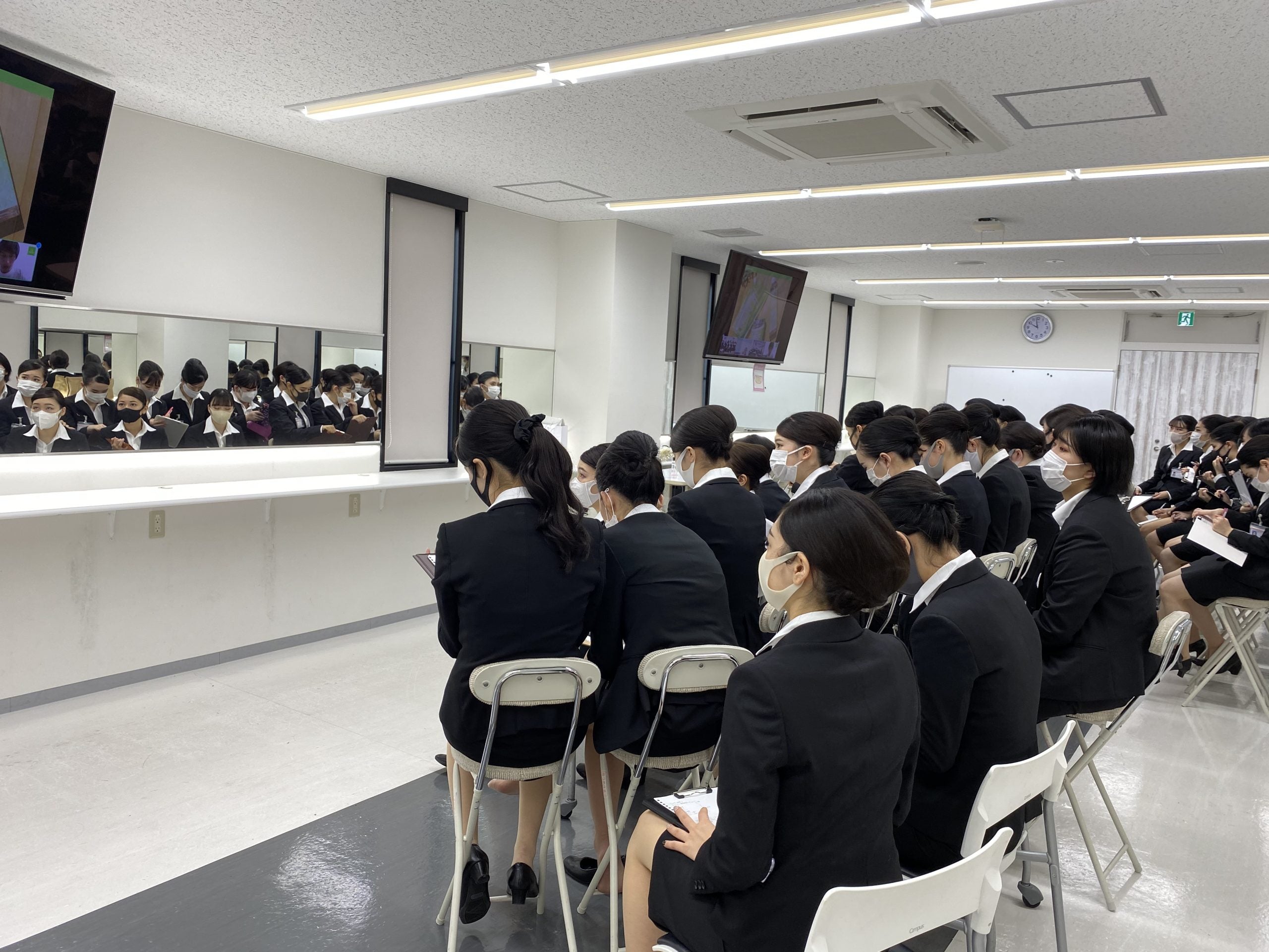 ECCアーティスト美容専門学校での講義。