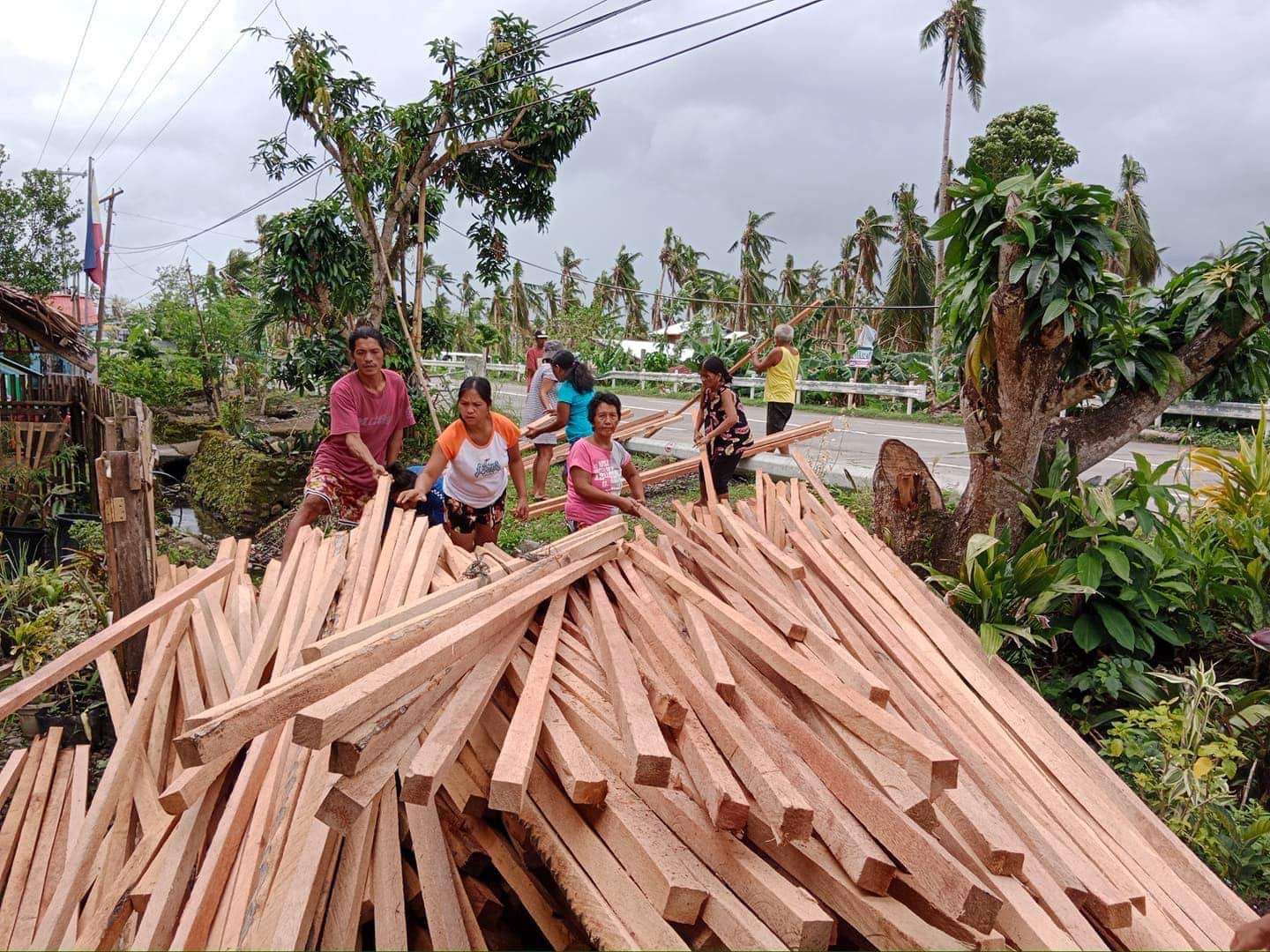 リバゴンで資材配給が始まりました