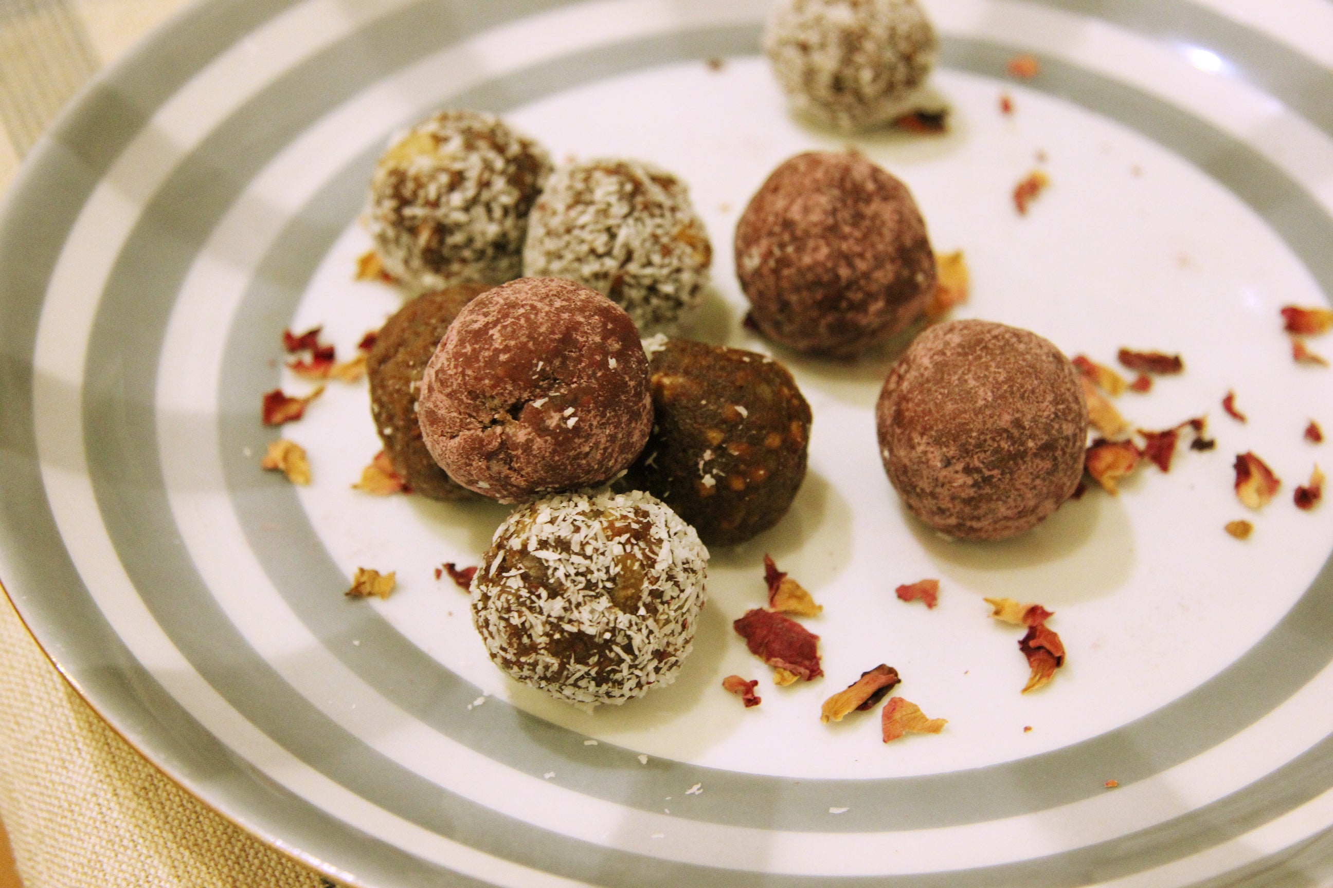 バナナとデーツのブリスボールのレシピ | 【公式】ココナッツ専門店ココウェル