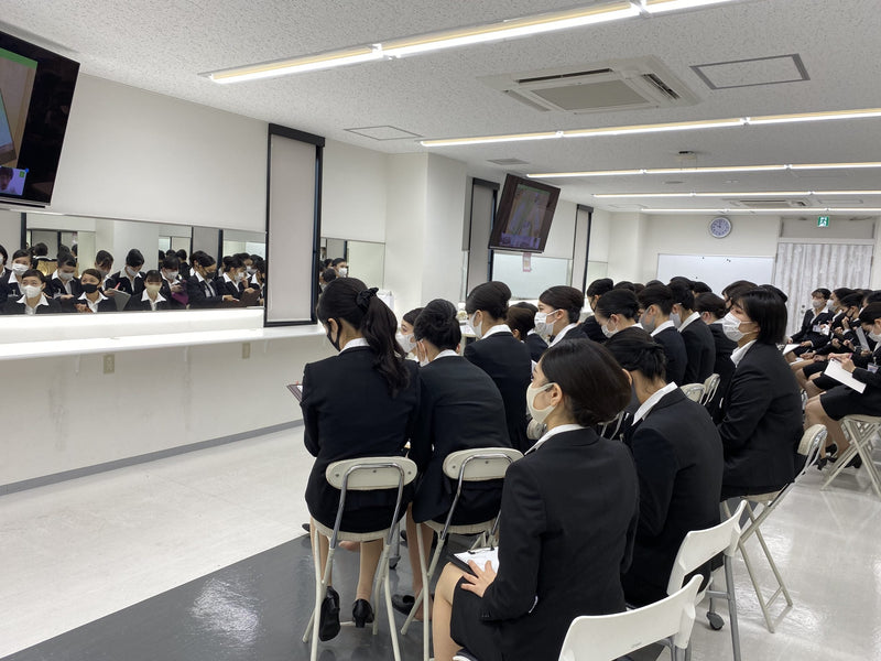 ECCアーティスト美容専門学校での講義。