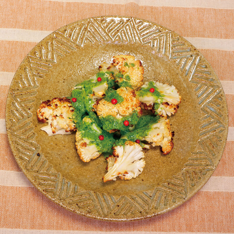 ローストカリフラワーのミントソースがけ