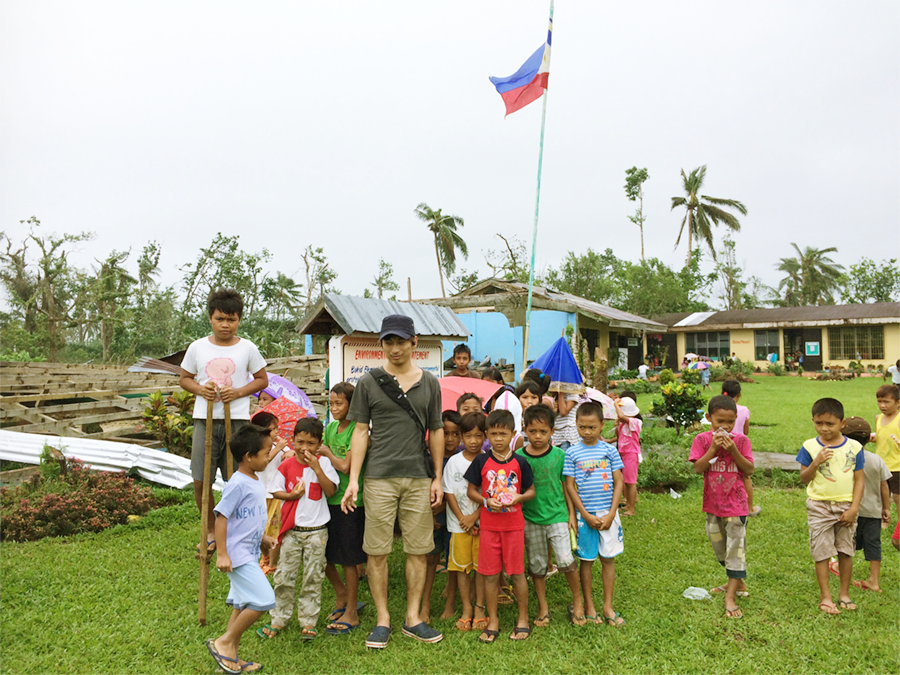 ココウェル代表水井とフィリピンの子供たち