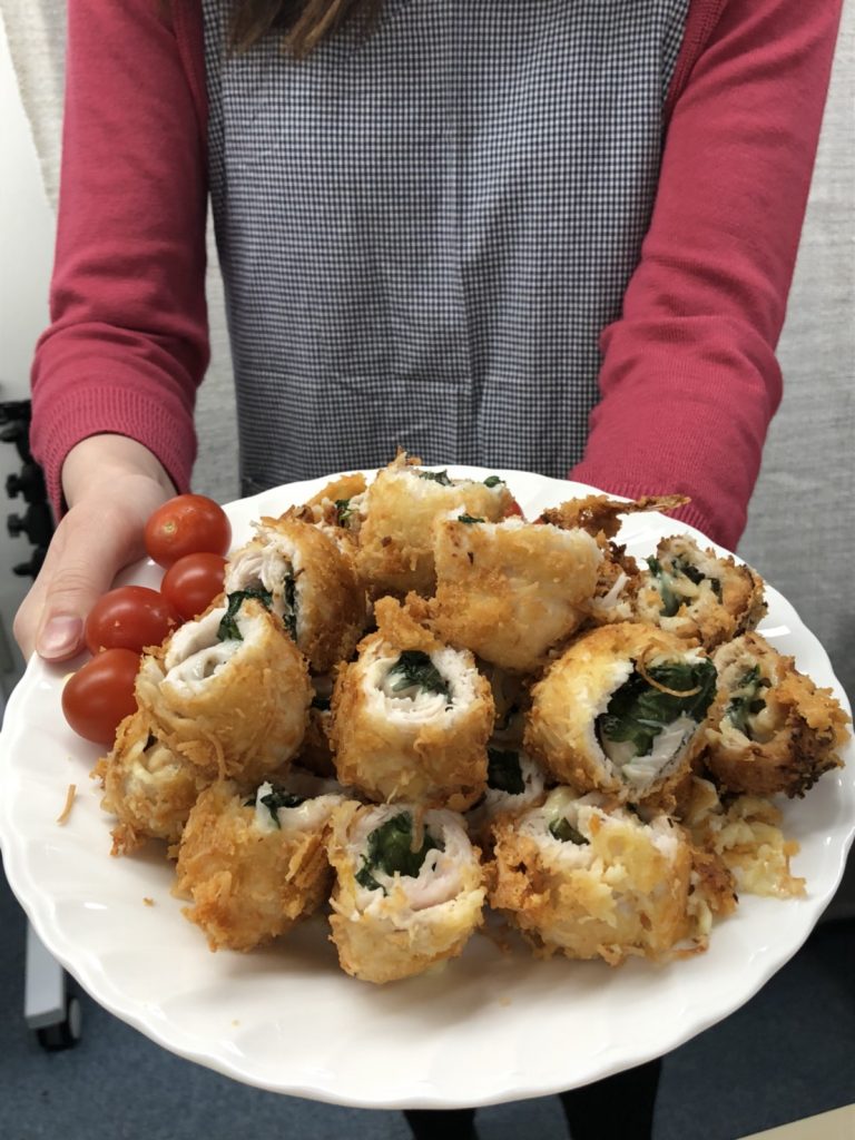 ささみ揚げ焼きの調理風景