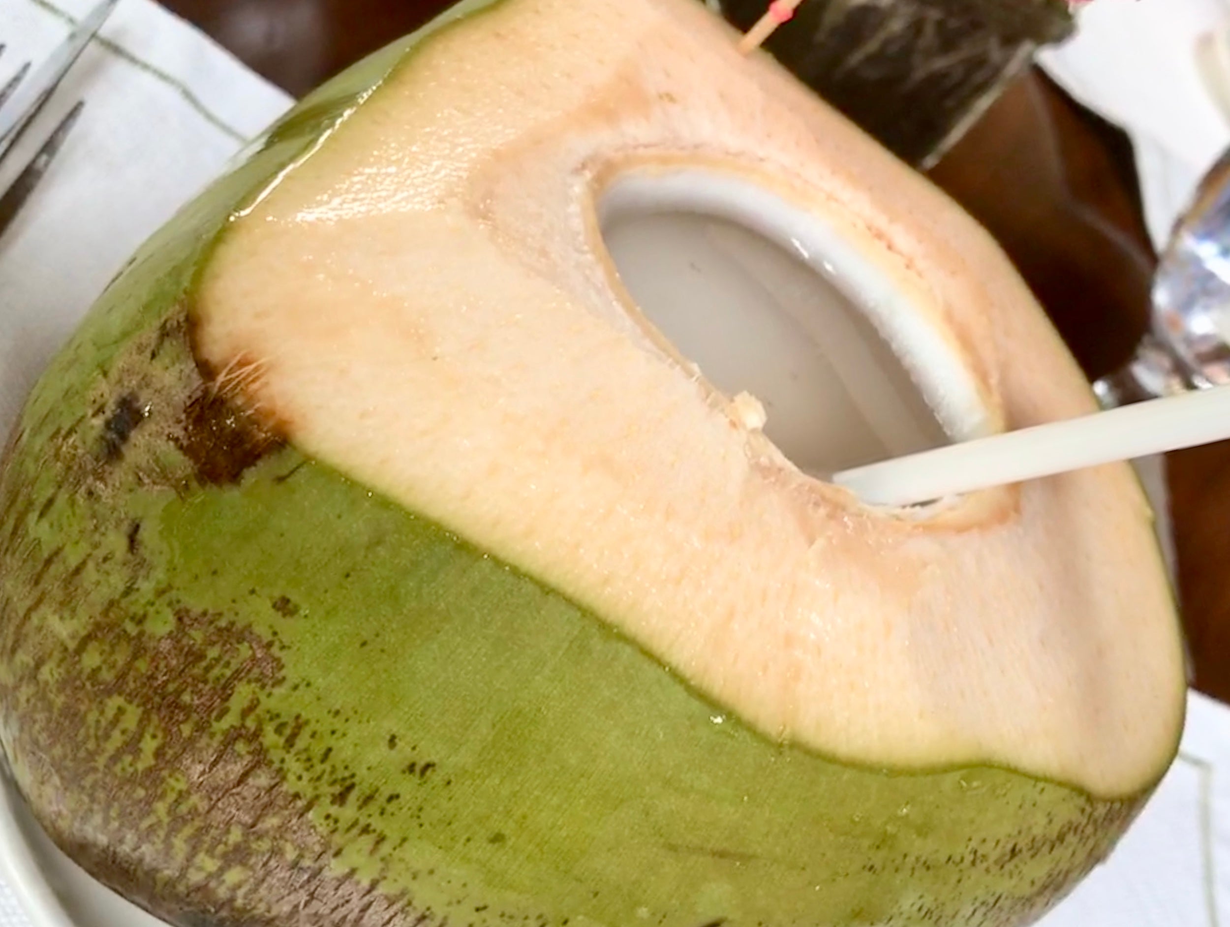ヤングココナッツを割って飲むココナッツウォーター