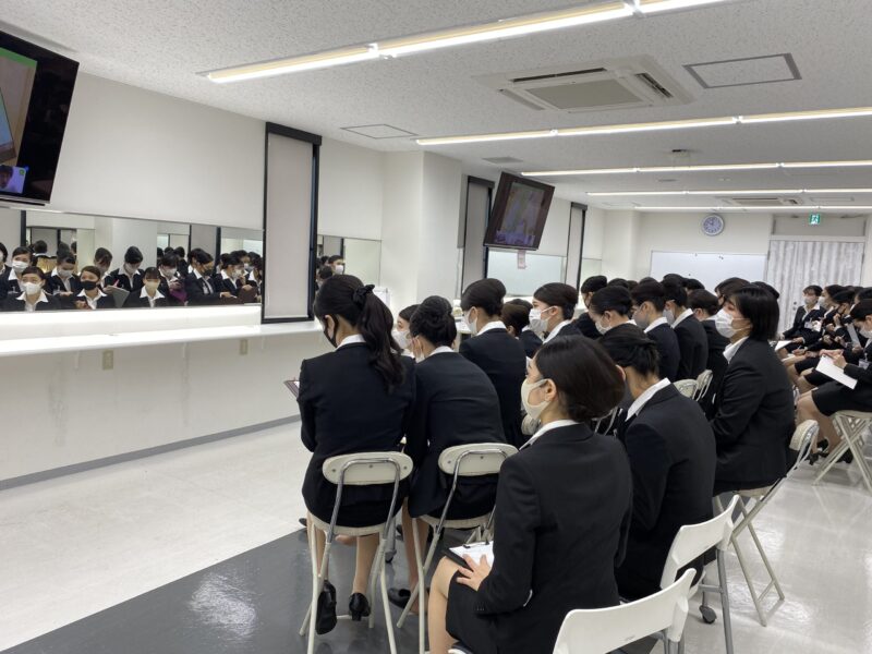 ECCアーティスト美容専門学校での講義。