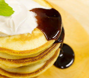 ココナッツシュガーシロップがけのパンケーキ