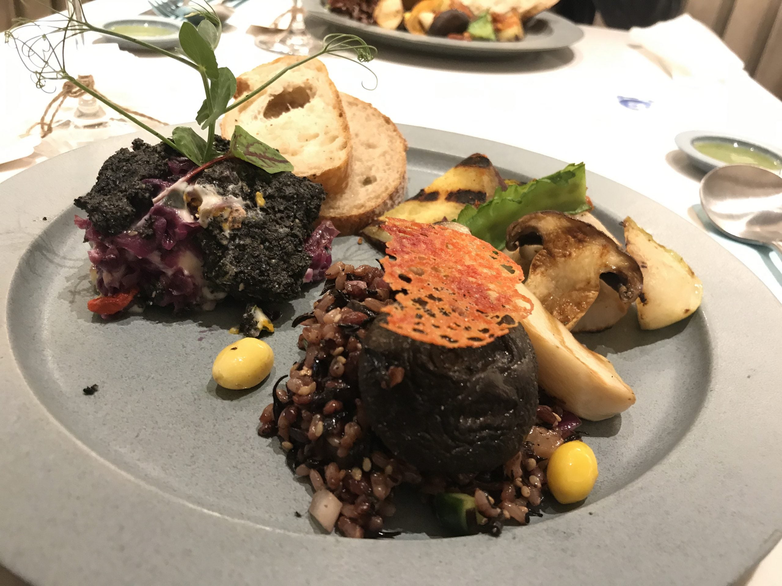 Blue Globe Tokyoで提供されたヴィーガン料理のプレート
