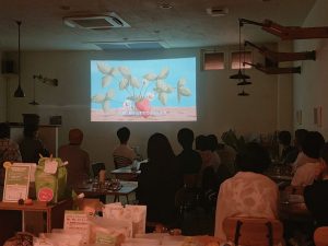 ココウェルカフェでの上映会の様子