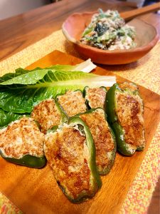 ピーマンの肉詰めを焼く