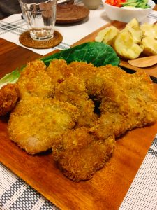 ヒレカツを揚げる