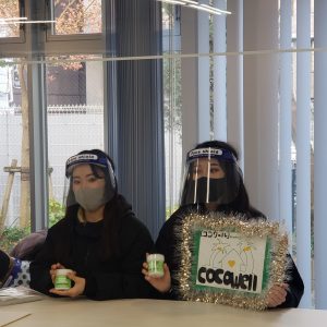 職員室での販売の様子1