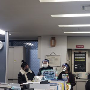 職員室での販売の様子2