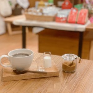 ココウェルカフェで提供されるコーヒーとココナッツオイル