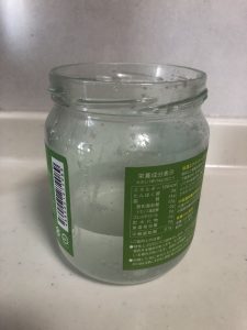 瓶に1/3程度水を入れる様子