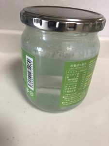 瓶にお湯を入れてふたをして温める様子