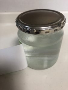 瓶からラベルをゆっくりはがす様子
