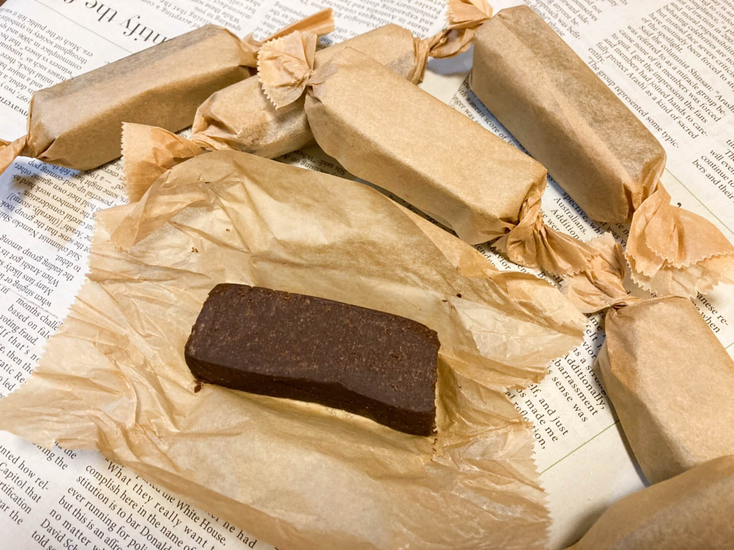 ワックスペーパーで包んだガトーショコラ
