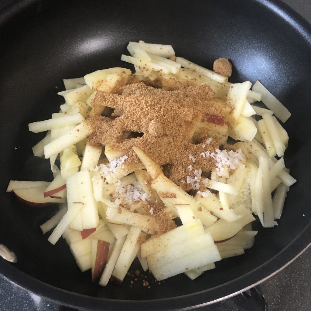 アップルパイ用の煮リンゴ作り