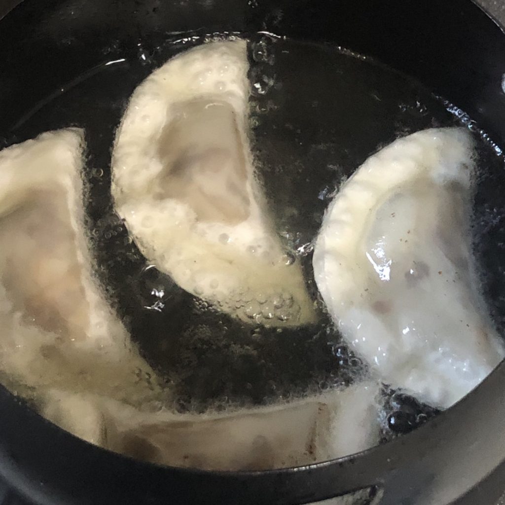 ココナッツオイルで揚げる様子