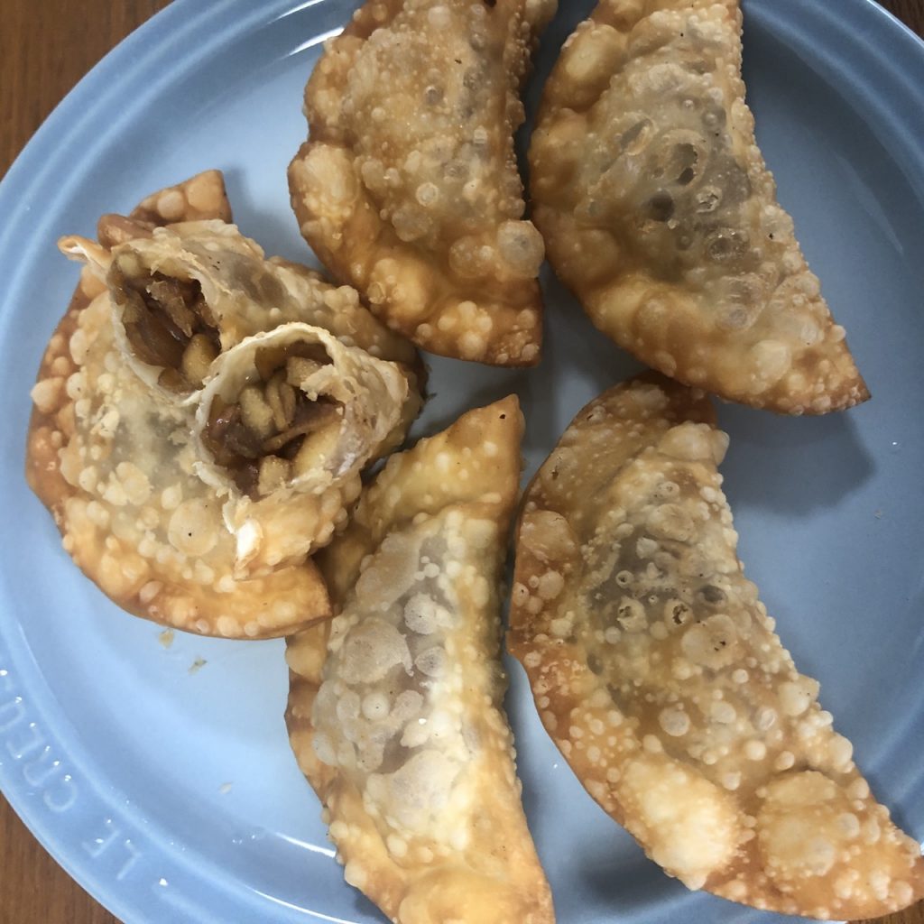 こんがり揚がったアップルパイ風スイーツ