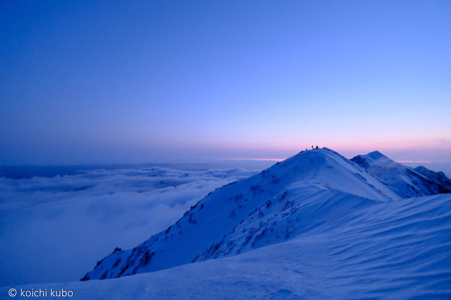 雲海が広がる朝の山の景色