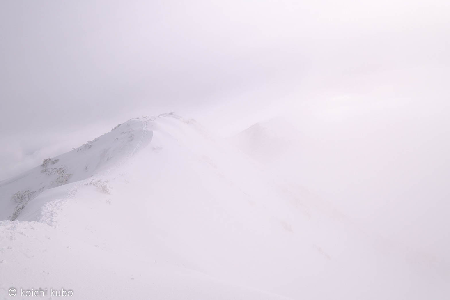 ガスに包まれた剣ヶ峰の幻想的な景色