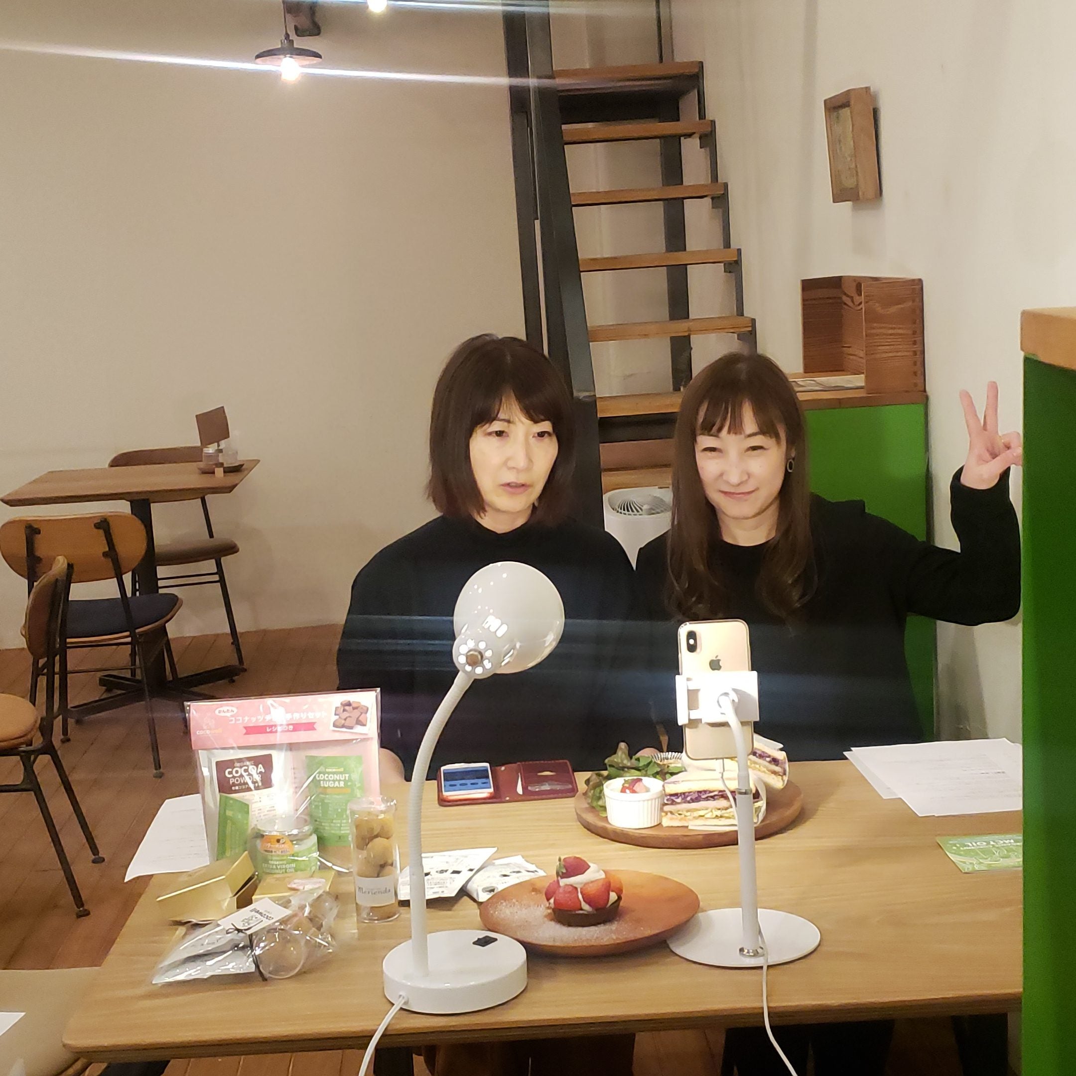 ライブ配信中にピースするカフェ店長