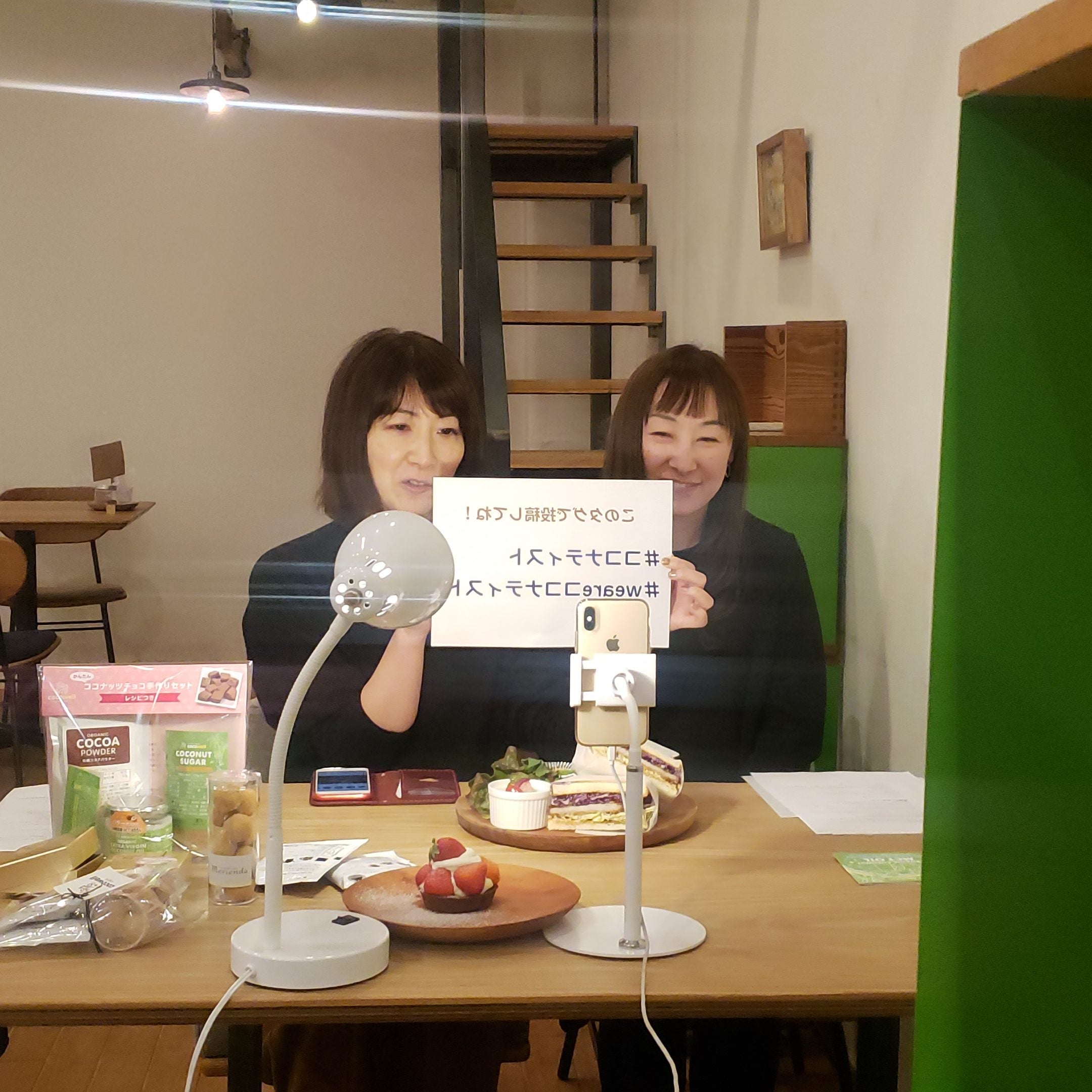 テーブルに並ぶデザートやコラボ商品の様子