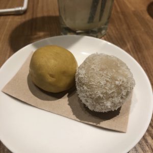 南インド料理店で食べたココナッツラドゥ