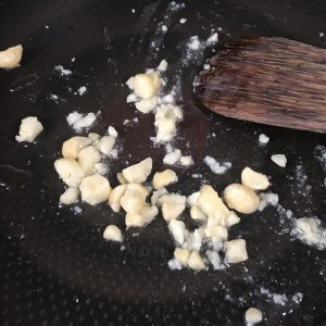ナッツをココナッツオイルで炒める