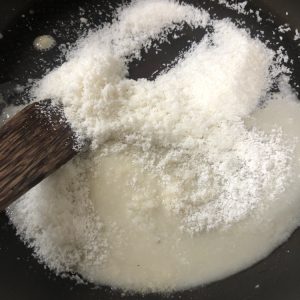 ココナッツファインとコンデンスミルクを加熱