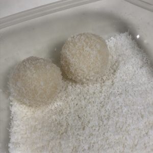 ラドゥを丸めてココナッツファインをまぶす