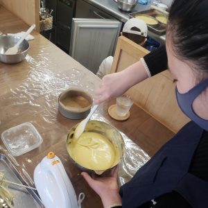 ショートケーキ作りのスタート風景