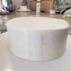 ケーキのコーティング作業