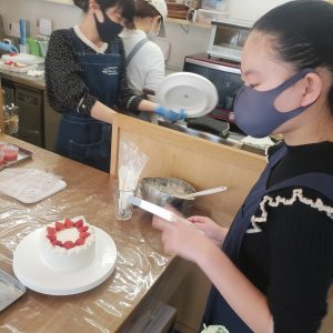 ショートケーキのデコレーション中