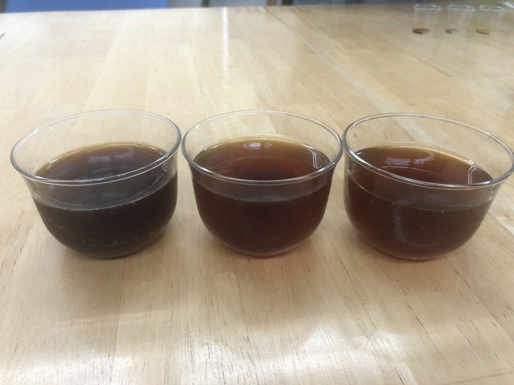 ココナッツシュガーの梅シロップを炭酸水で割ったグラス