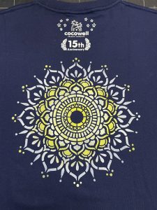 秋山さんによる曼荼羅ハンドプリント体験