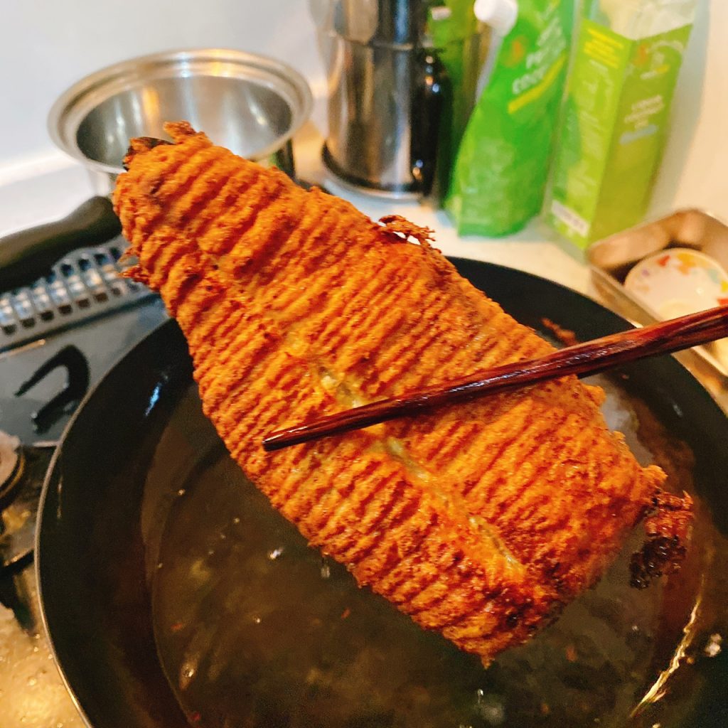 鰻もどきの揚げ工程