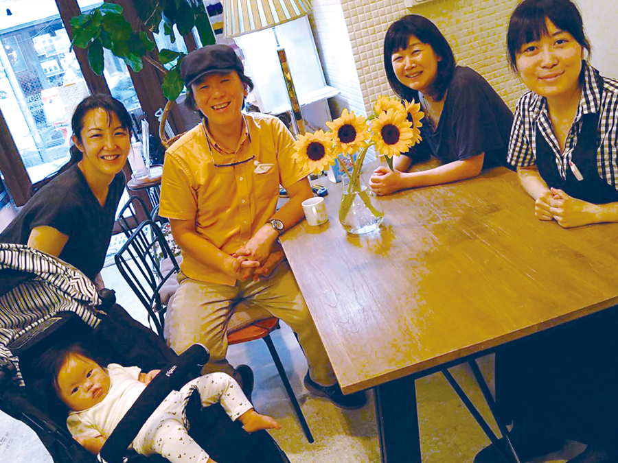 スタッフ写真(右から3人目 代表の菅原 裕之さん)