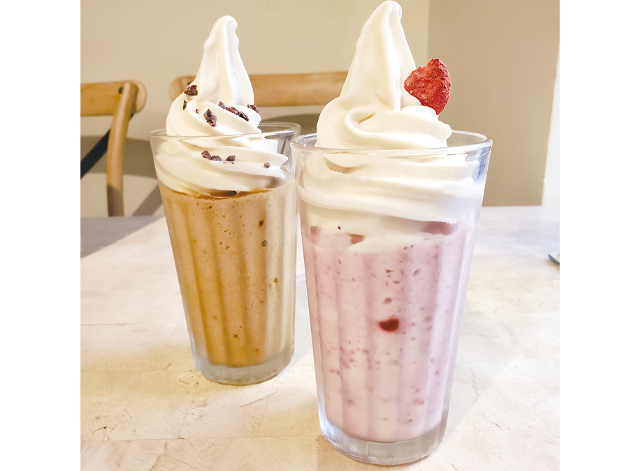 ストロベリーシェイクとコーヒーシェイク