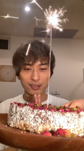 花火がなかなか点かず驚く様子