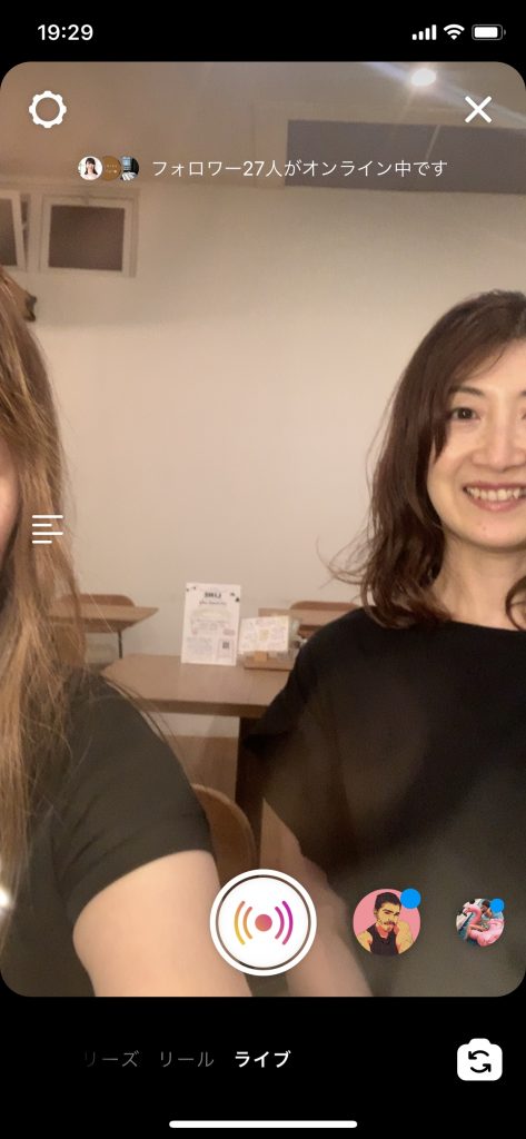 スマホに映り込んだ90度回転した顔の写真