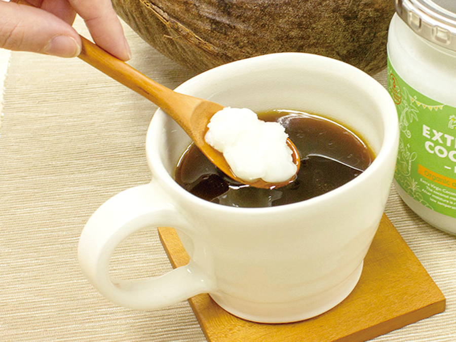 コーヒーや紅茶にココナッツオイルを入れるイメージ