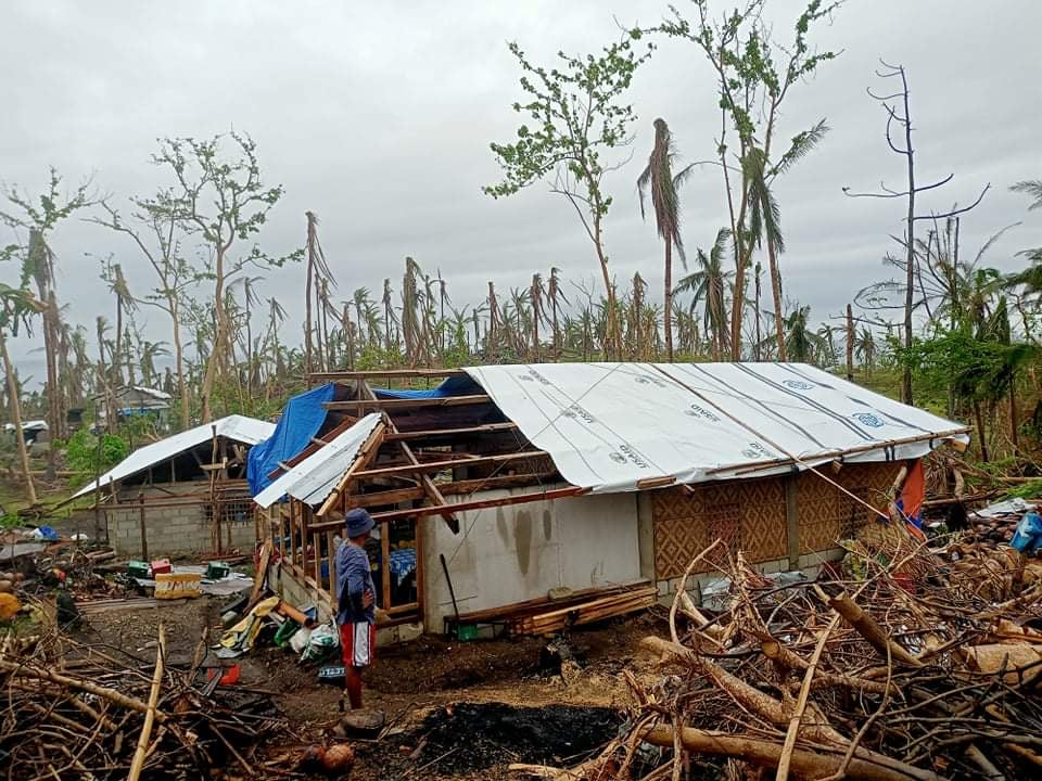 台風22号によるフィリピン被災地での家屋再建プロジェクトの様子