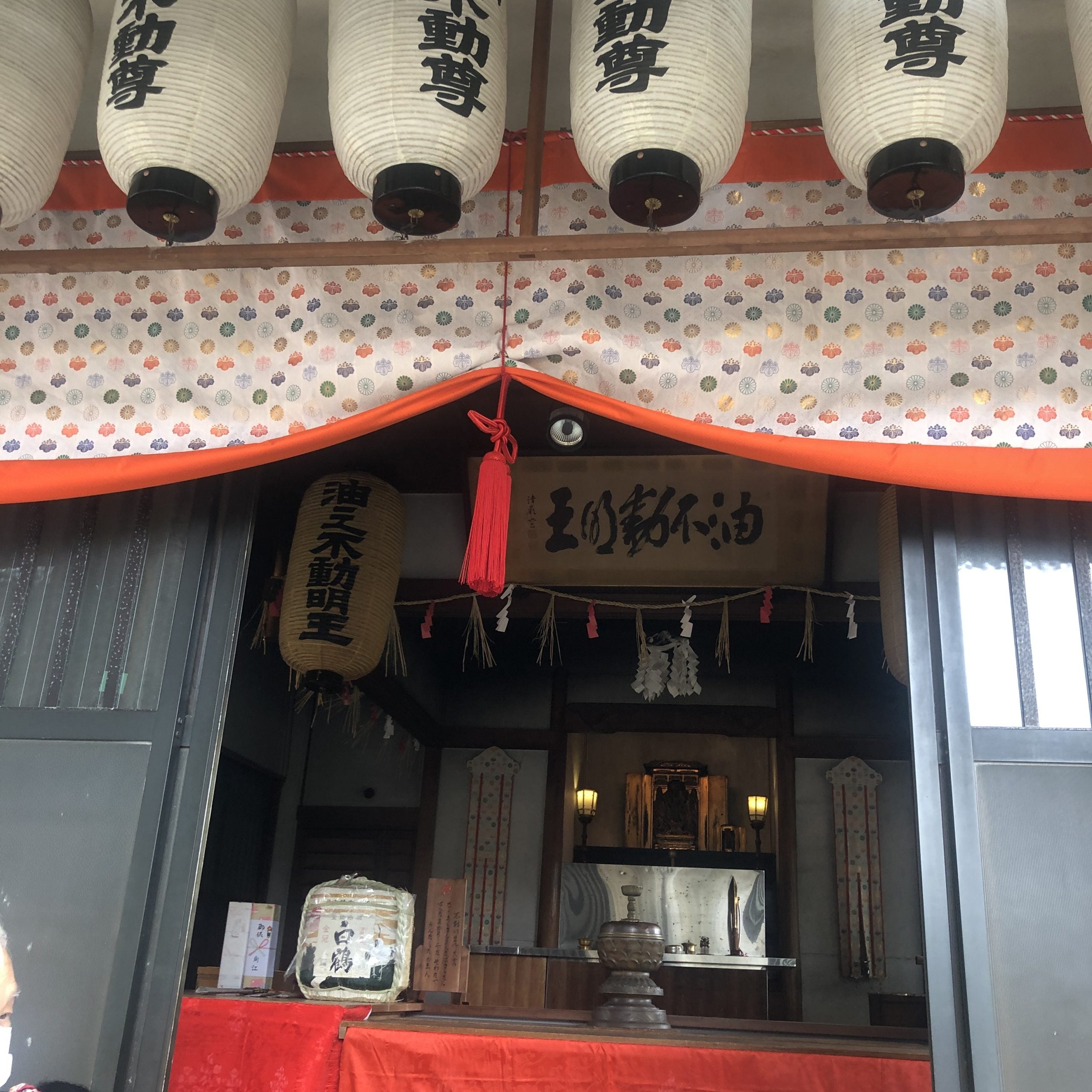 油之不動尊の境内にてお参りを行う様子