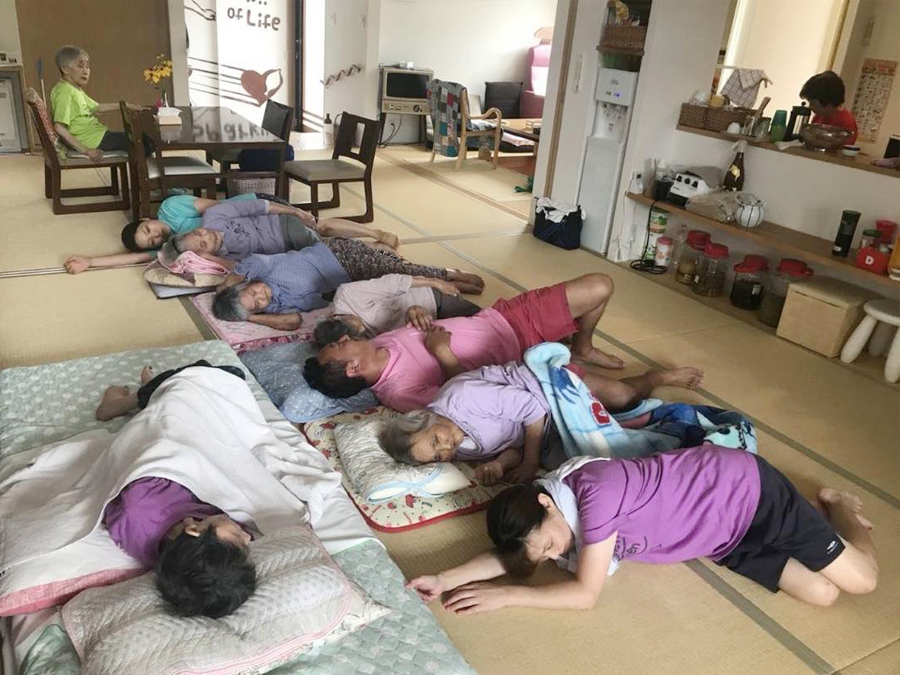 いろ葉の施設で働くスタッフの笑顔