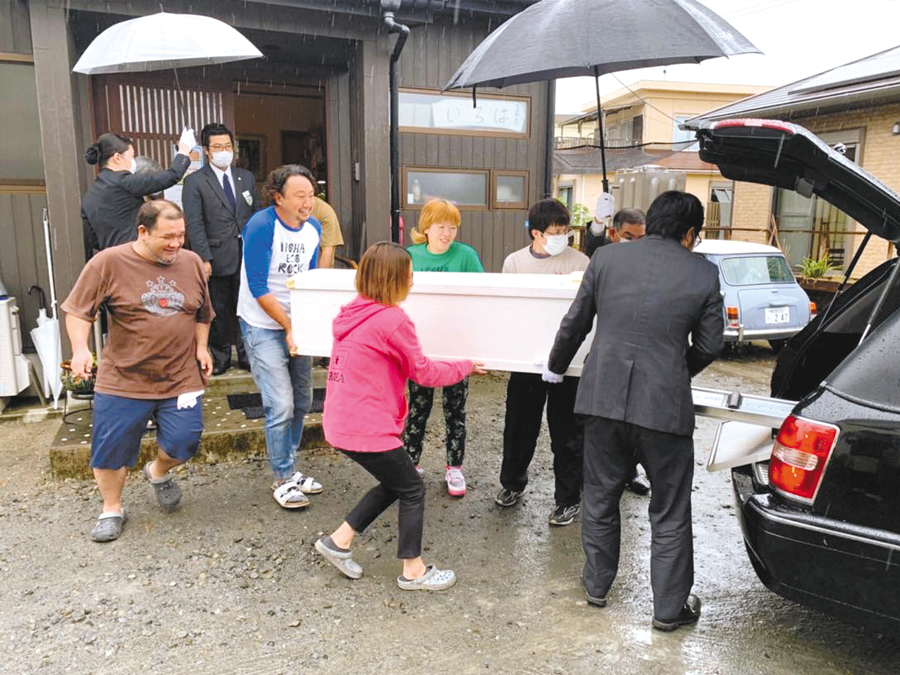 地域と共に暮らす高齢者とスタッフの姿