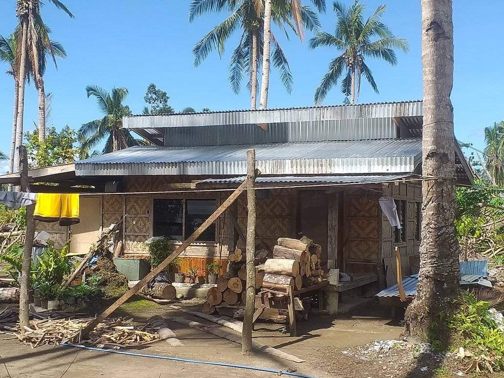 被災地での再建に使われる屋根材と木材の積載風景
