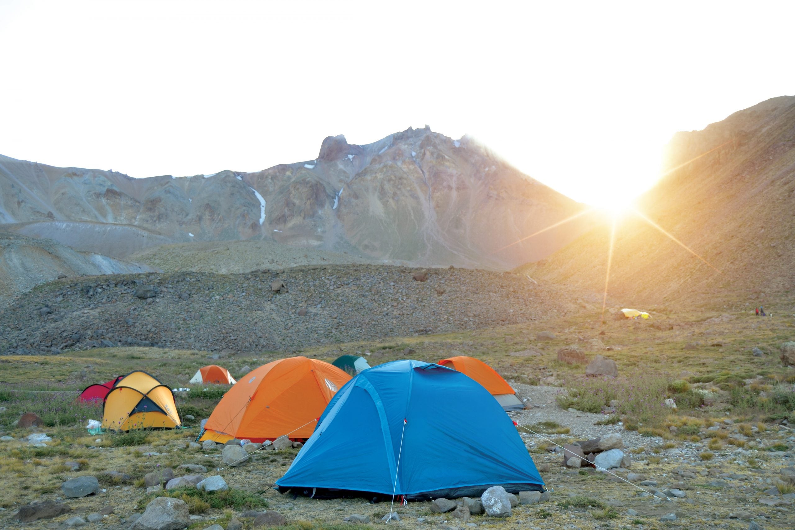 テント泊登山の山並みとテントの風景