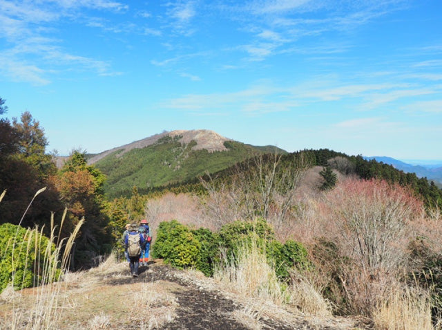 縦走登山の荷物と行動食イメージ